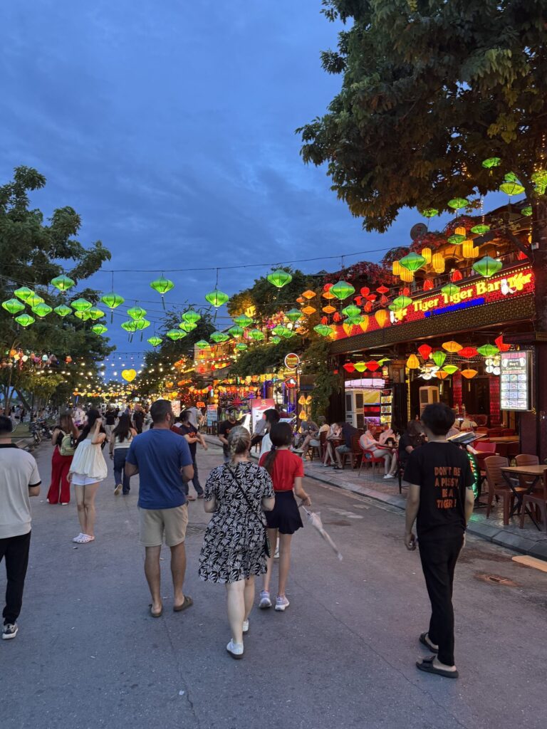 Colorful lanterns light up Hoi An streets at night.
형형색색의 등이 빛나는 호이안의 밤거리.