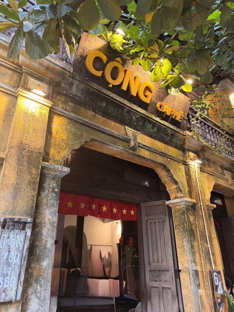 (EN): Entrance of Cộng Cà Phê, a retro-style Vietnamese coffee shop in Hoi An.  (KR): 호이안 레트로 감성 카페 콩카페 입구 전경.