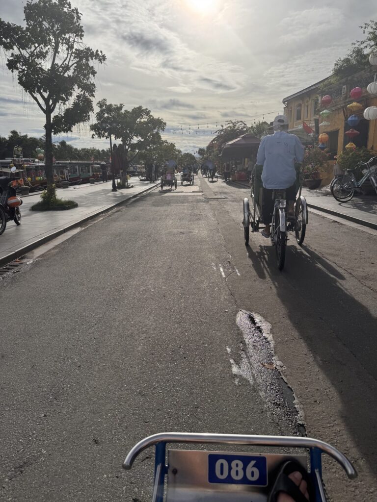 Street view of Hoi An from a cyclo ride.
씨클로를 타고 바라본 호이안 거리 풍경.
