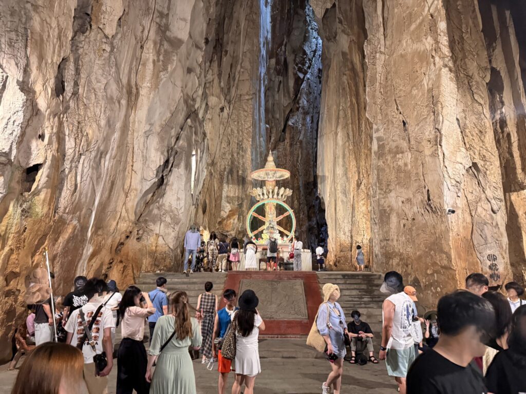 (EN): Inside Marble Mountains cave with visitors exploring the temple.  (KR): 오행산 동굴 속 사찰을 탐방하는 사람들.