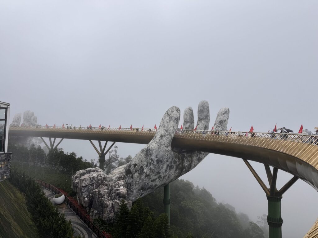 Golden Bridge in Ba Na Hills supported by giant stone hands.
거대한 손이 받치고 있는 바나힐 골든브릿지.