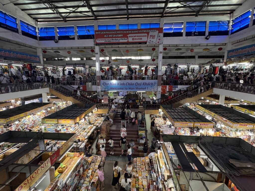 (EN): Bustling Han Market in Da Nang filled with food stalls and shops.  (KR): 다낭 전통시장 한시장 내부 풍경.