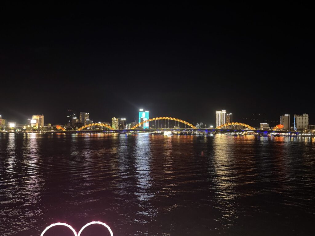 Dragon Bridge in Da Nang glowing with golden lights at night.
밤이면 황금빛으로 빛나는 다낭의 용다리.