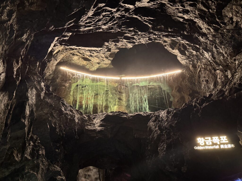 광명동굴 황금폭포 / Golden Waterfall – Gwangmyeong Cave