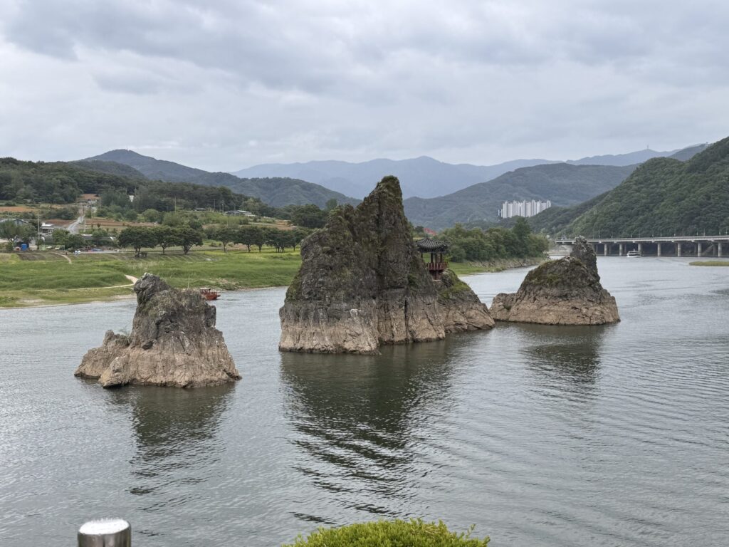 EN: βDodamsambong islets rising from Namhangang River in Danyang.β KR: βλ¨μ λ¨νκ° μμ μμμλ λλ΄μΌλ΄ λ°μμ¬.β