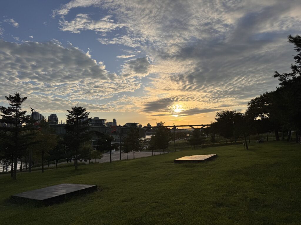 EN: Sunset sky over Seoul from Ttukseom Hangang Park  KR: 뚝섬한강공원에서 바라본 서울 노을 하늘