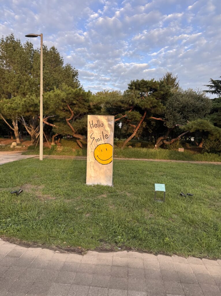 EN: Hello Smile artwork at Ttukseom Hangang Park  KR: 뚝섬한강공원 헬로 스마일 조형물