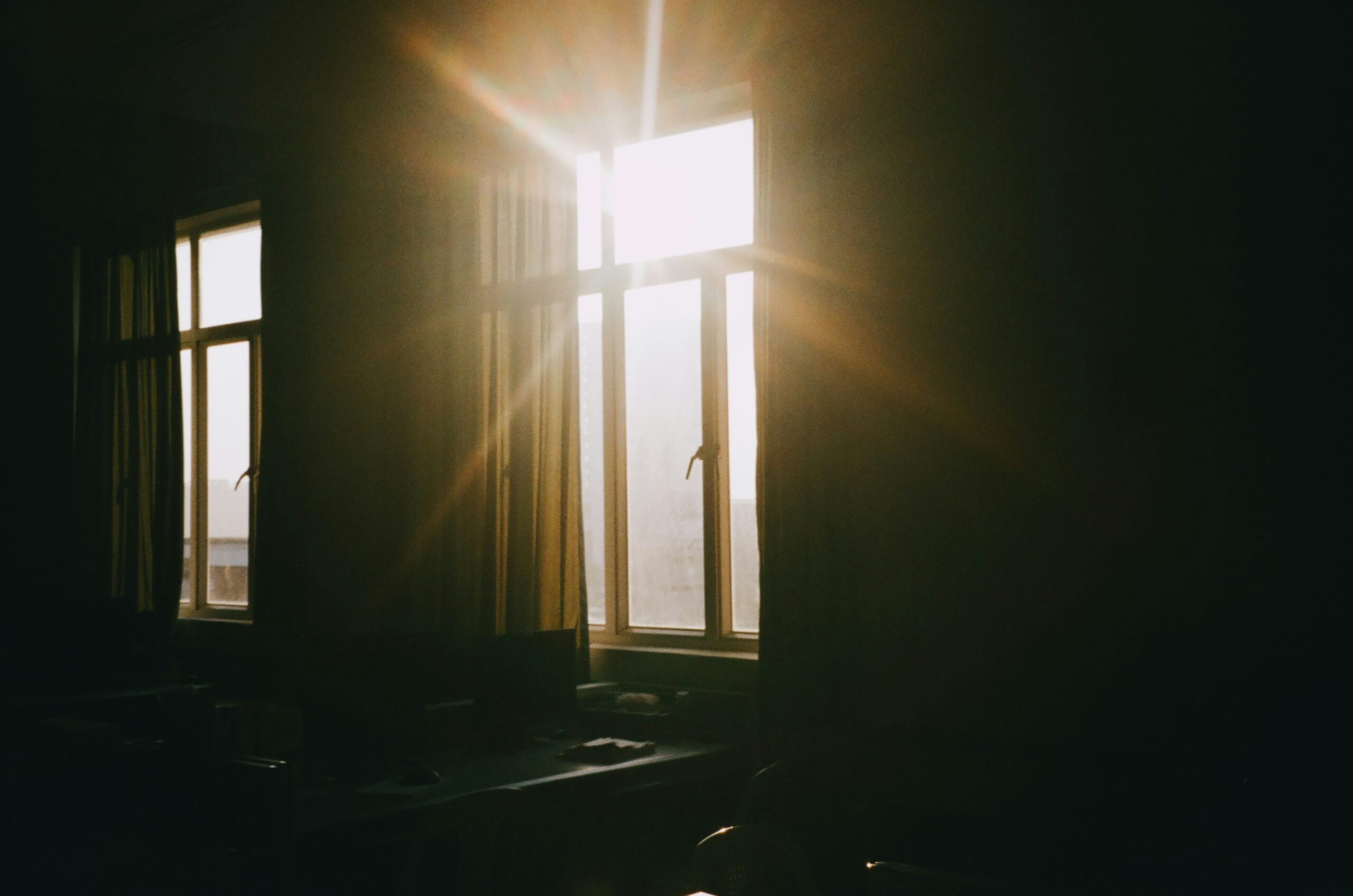 EN Sunlight coming through a window into a quiet room on a calm morning. KR 조용한 방 안으로 햇빛이 들어오는 아침 창문 풍경.